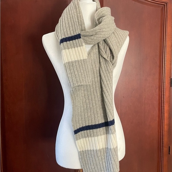 Madewell Light Gray Cozy Unisex Wool Scarf NWT - Picture 2 of 4